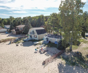Beach Club of Oscoda - All 4 Beachfront Cottages